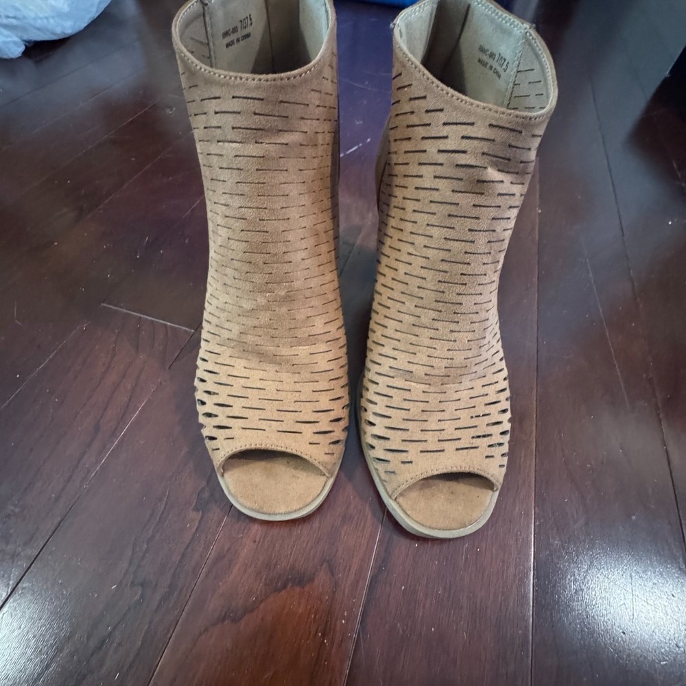 CL by Laundry Real Nice Laser Cut Peep Toe Ankle Booties Biscuit Tan Women's 7M